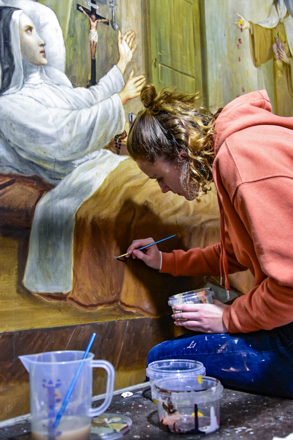 Student Decoratie- en restauratieschilder aan het werk
